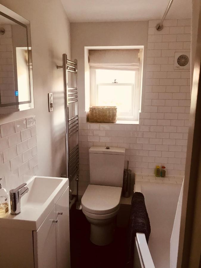 The Old Post Office Studio Apartment In A Beautiful Cotswold Village Cirencester Esterno foto