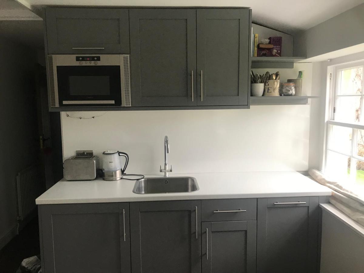 The Old Post Office Studio Apartment In A Beautiful Cotswold Village Cirencester Esterno foto